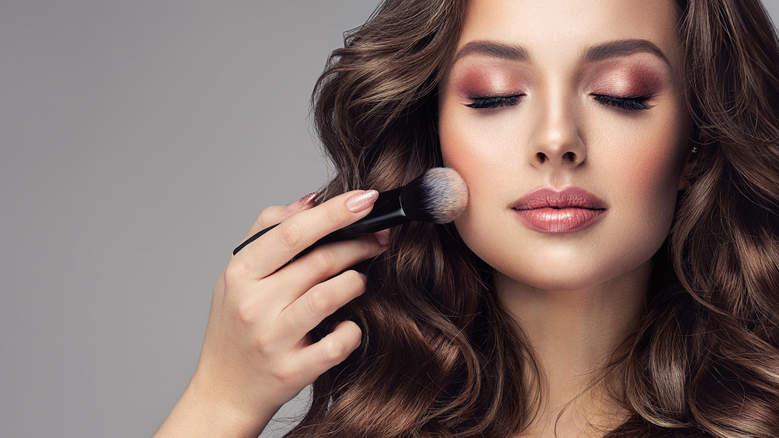 Camera-Ready: Achieving HD Makeup Looks With Stylish.ae Tips