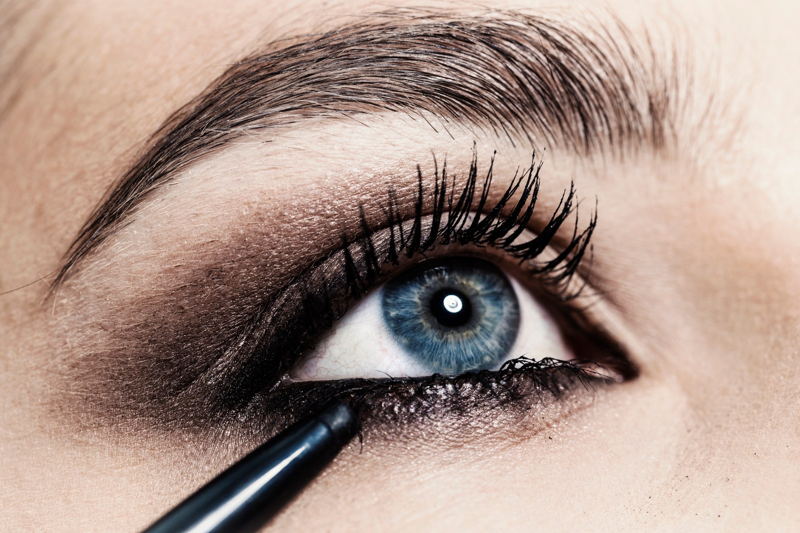 Eye Makeup Tips For Contact Lens Wearers