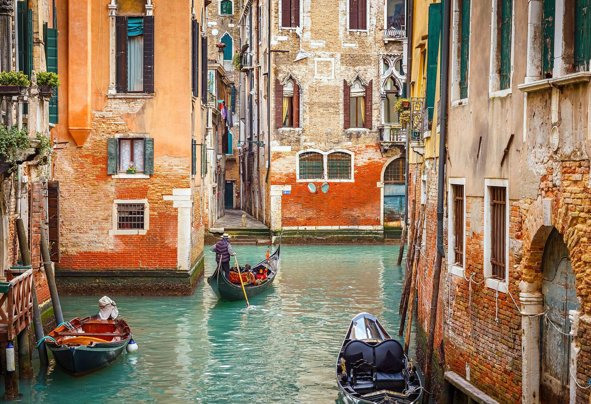 Stylish.ae Saga: Navigating The Canals Of Venice In A Gondola!